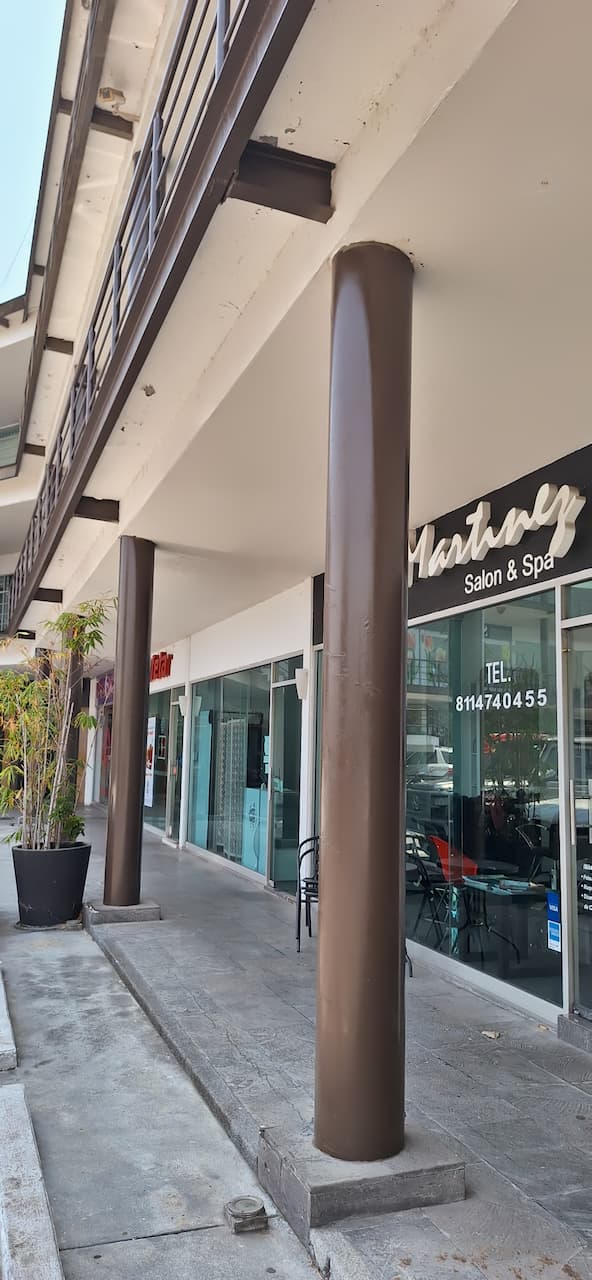 Ejemplo de estructura arquitectónica con Tubería Galvanizada en plaza comercial