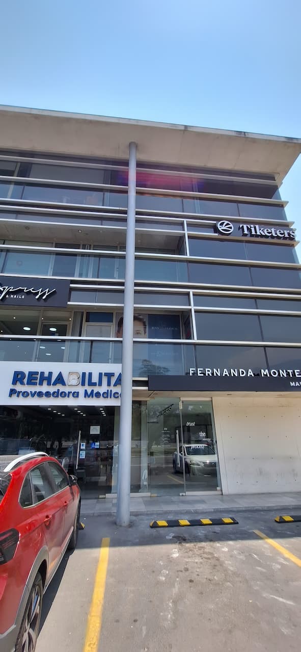 Ejemplo de estructura arquitectónica con Tubería Galvanizada en plaza comercial