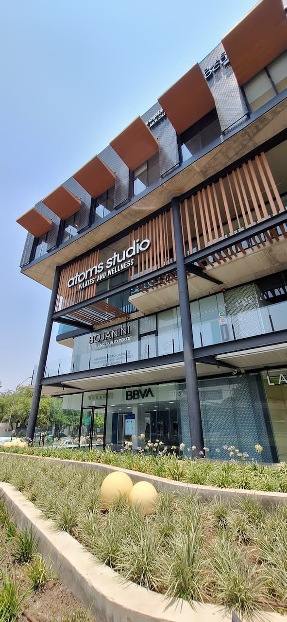 Ejemplo de estructura arquitectónica con Tubería Galvanizada en plaza comercial