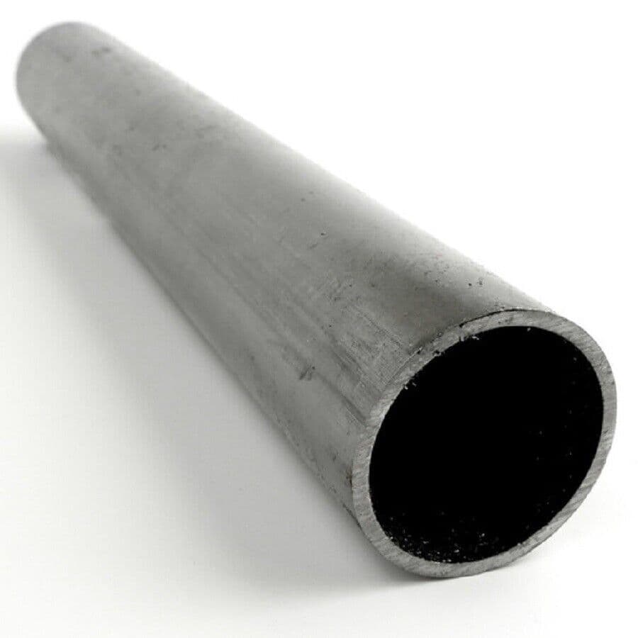 Un conjunto de tubos galvanizados apilados, algunos de ellos con las extremidades visibles, en un entorno industrial. La superficie de los tubos muestra un acabado brillante y metálico.