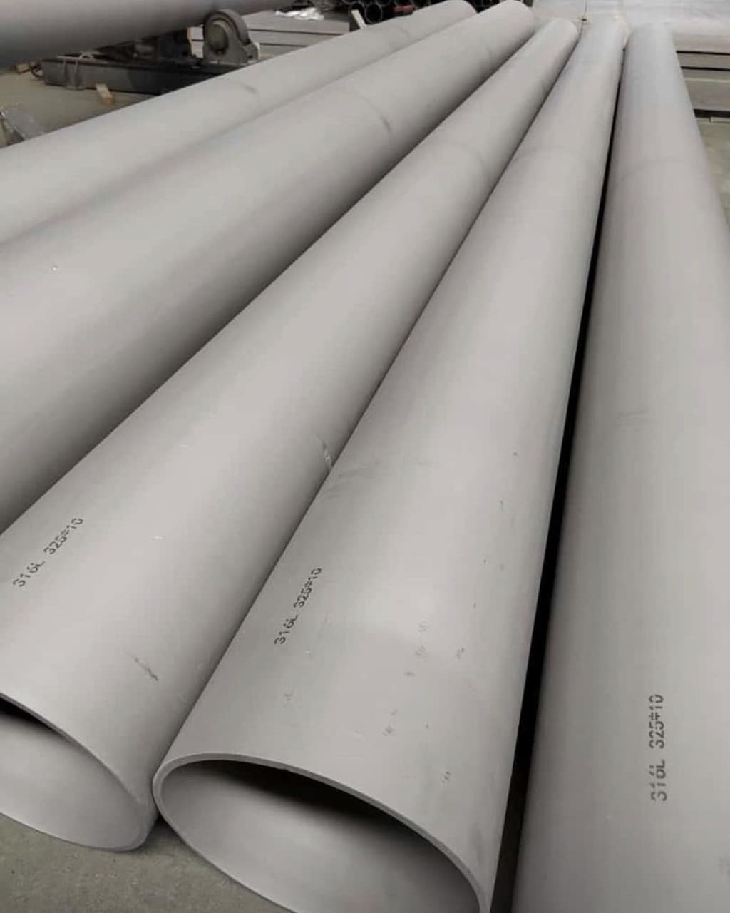 Tubos galvanizados, grises con un acabado liso, en un almacén de tubos de acero galvanizado