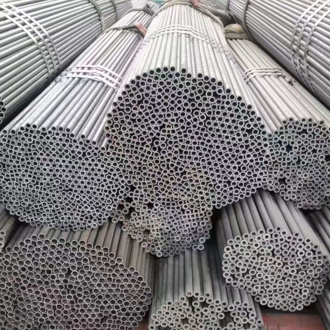 Tubería Galvanizada de Alta Calidad apilada en un almacen en Montérrey