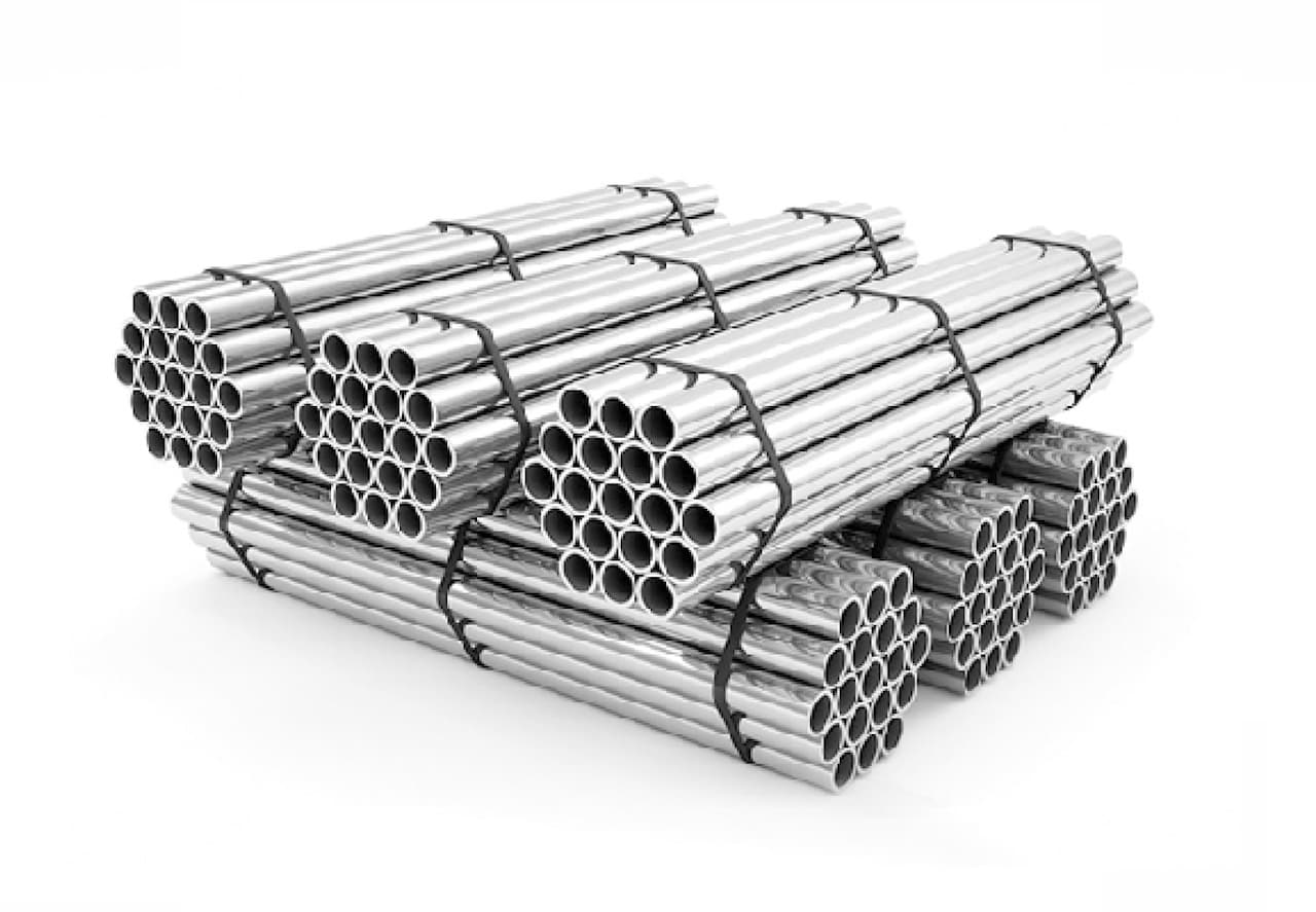 Se observa un conjunto de tubos galvanizados apilados y sujetos con cintas, organizados de manera ordenada. Los tubos tienen un acabado brillante y están dispuestos en filas.