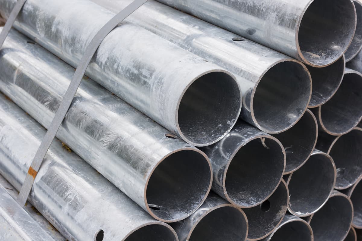Tubos galvanizados en un almacén listos para ser transportados