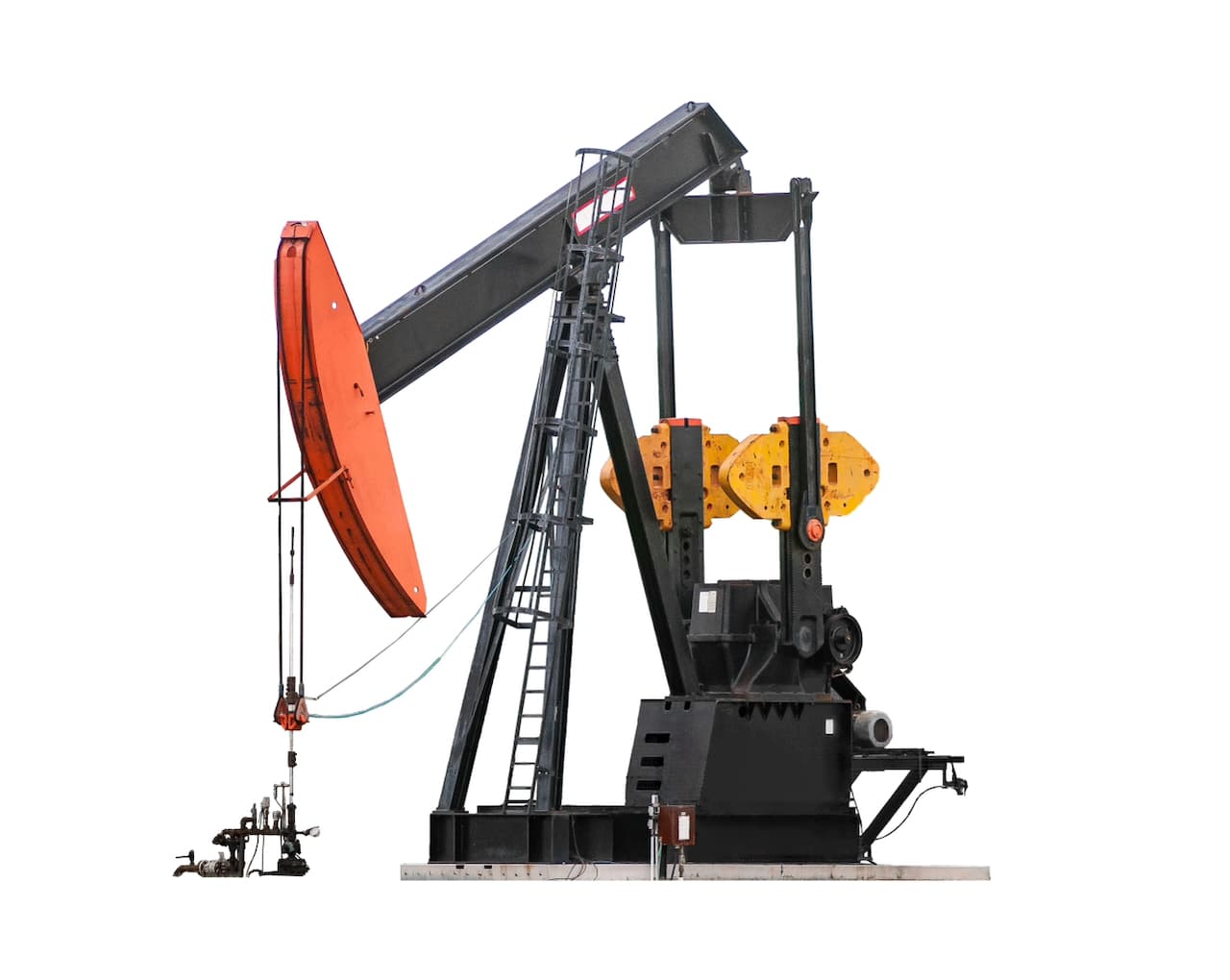 Máquina de bombeo de petróleo con estructura metálica, compuesta por un brazo oscilante de color naranja y un sistema de poleas. La base es negra y está unida a componentes mecánicos en la parte inferior. Hay una escalera de acceso lateral.