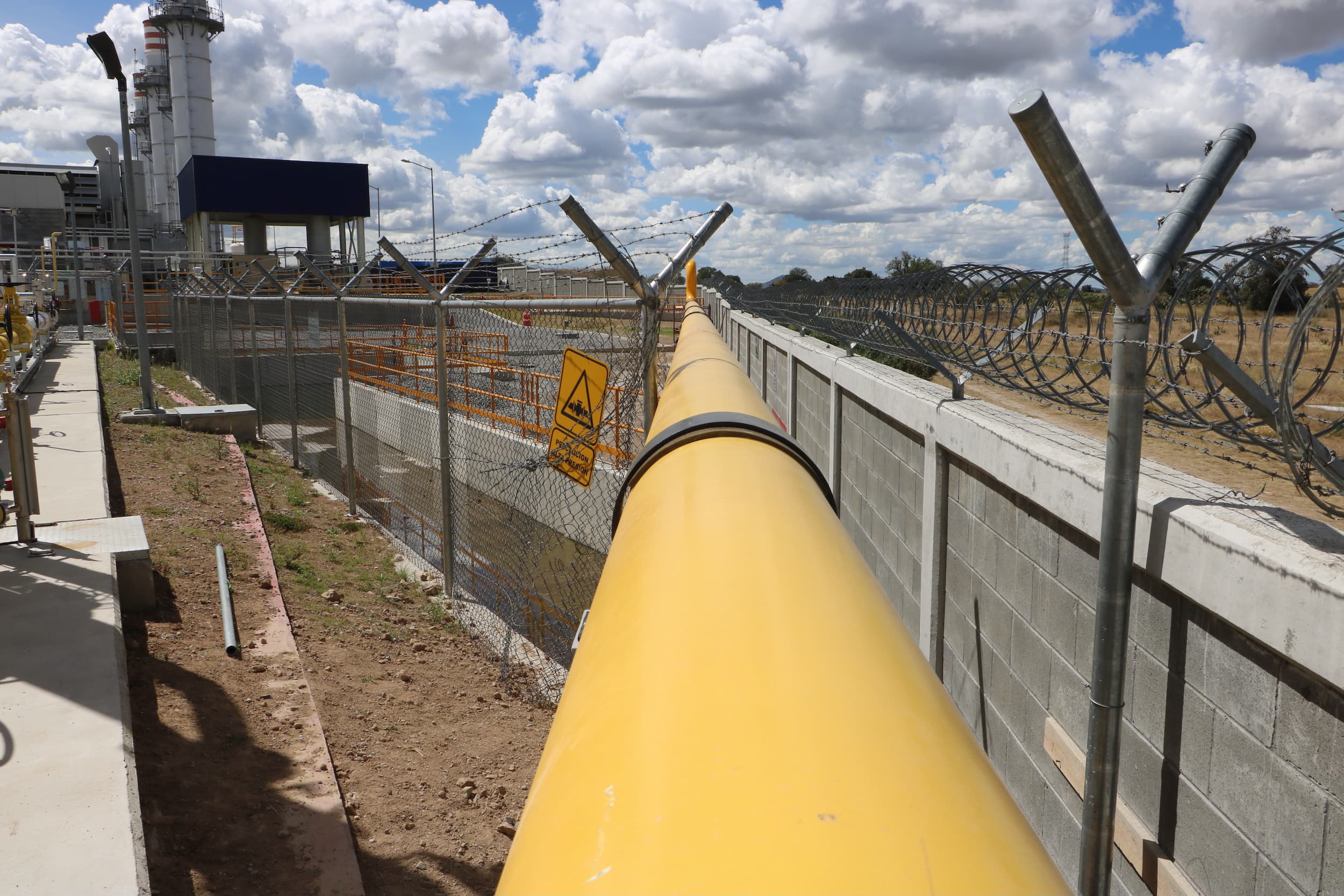Vista detallada de una tubería de acero galvanizado utilizada en un proyecto de petróleo y gas