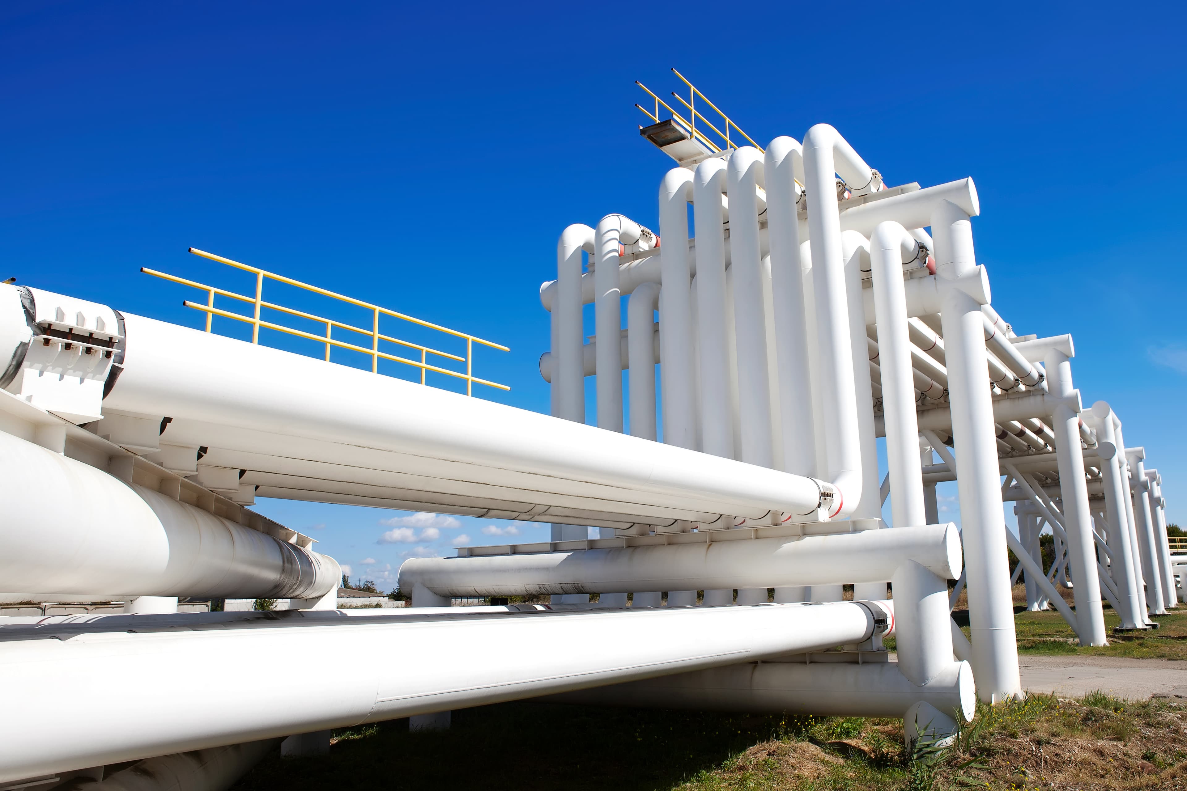 Tubería de acero galvanizado lista para ser instalada en un proyecto energético